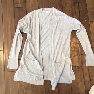 Grey cardigan with pockets and slits on each side